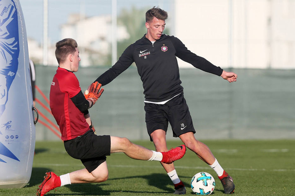 Junioren-Keeper
Maximilian
Schlosser (l.)
lässt sich von
Nicolai Rapp
nicht überlisten.