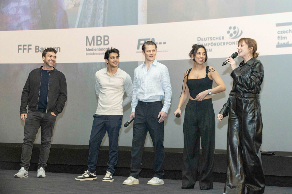 Die Filmprofis waren in gelöster Stimmung: Bora Dağtekin (45), Mido Kotanini (22), Max von der Groeben (32), Gizem Emre (28) und Jella Haase (31, v.l.n.r.).