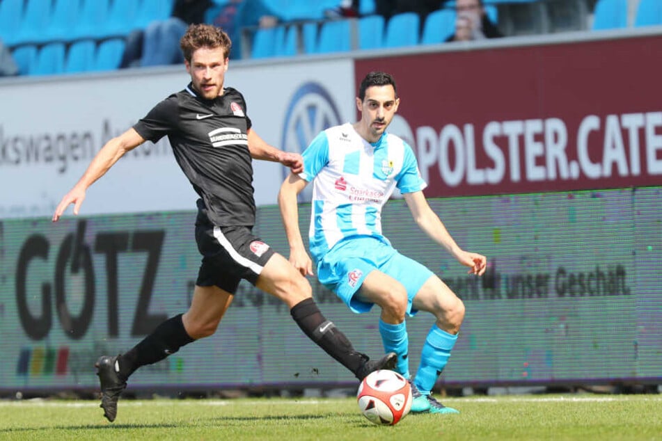 Leon Hellwig (l.) im Zweikampf mit Rafael Garcia.