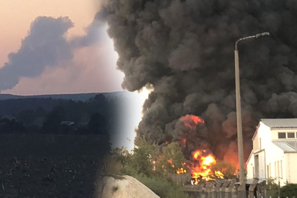 Die Flammen sind weithin sichtbar. Es stehen 125 große Ballen Altpapier in Flammen.