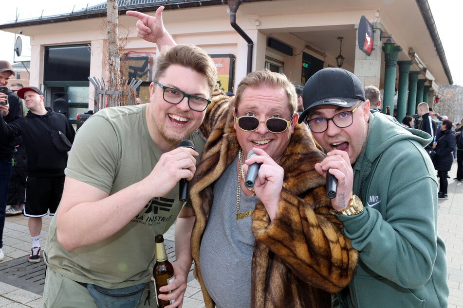 Haben mit "Huschhalle 2" ein neues Meisterwerk kreiert: Rapper "Zander" (38, M.) und seine Jungs "Fölle" (25, r.) und "Saft Beats" (25, l.) haben die Huschhalle am Sonntag zum Beben gebracht.