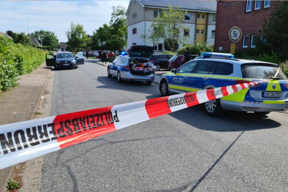 Mit Flatterband hat die Polizei den Einsatzort abgeriegelt.