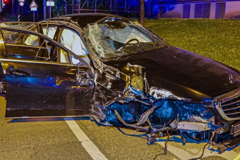 Mercedes knallt in Betonwand: Fahrer viel zu schnell unterwegs?