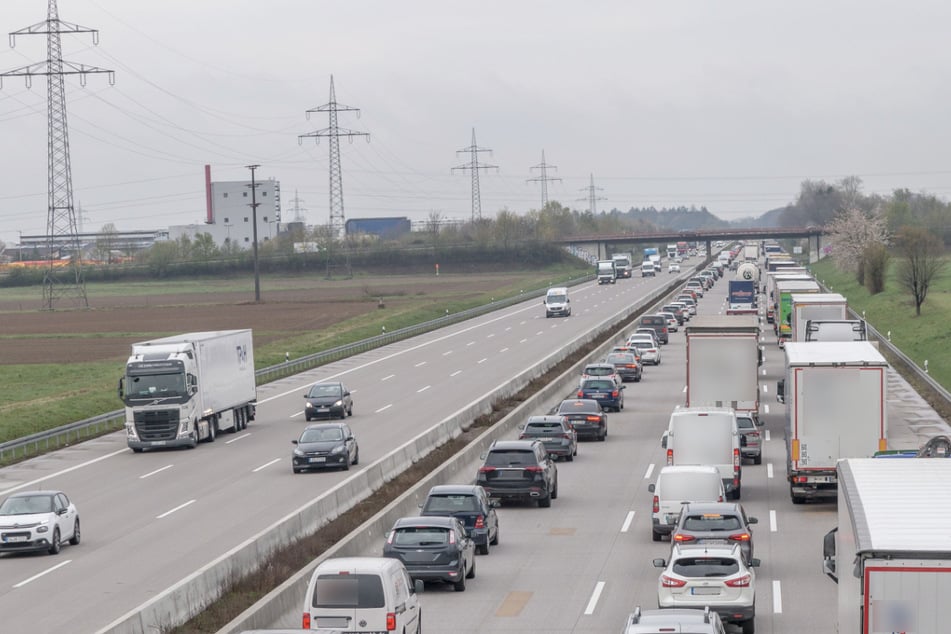 Unfall A5: Frau auf A5 von Laster erfasst: Kilometerlanger Stau nach tödlichem Unfall