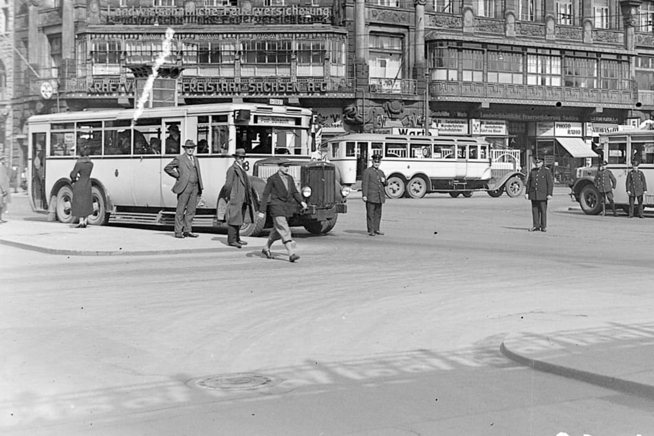 Die Haltestelle für Kraftomnibusse der Linie J am Wiener Platz um 1929.