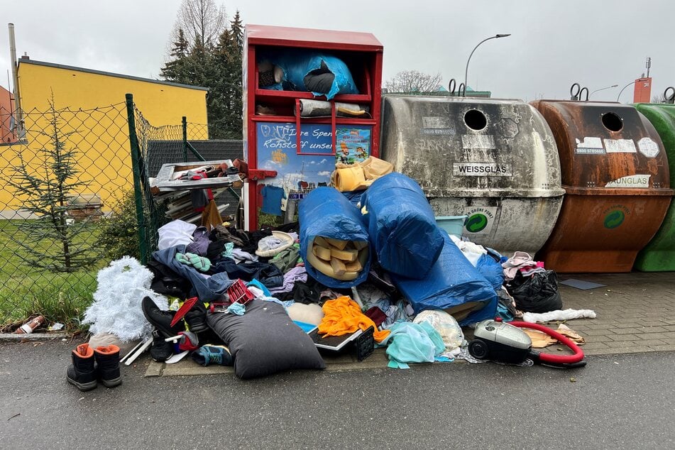 Limbach-Oberfrohna kämpft mit illegalen Müllablagerungen an den Containern im Stadtgebiet.