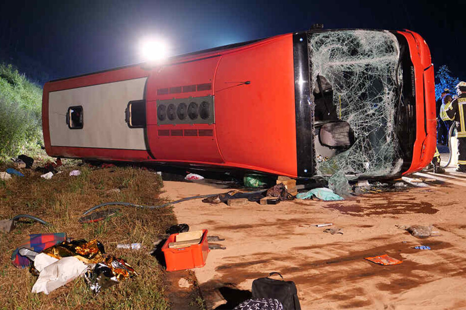 Unfall A44: Bus-Unglück: Fahrer verliert Kontrolle, 40 Verletzte