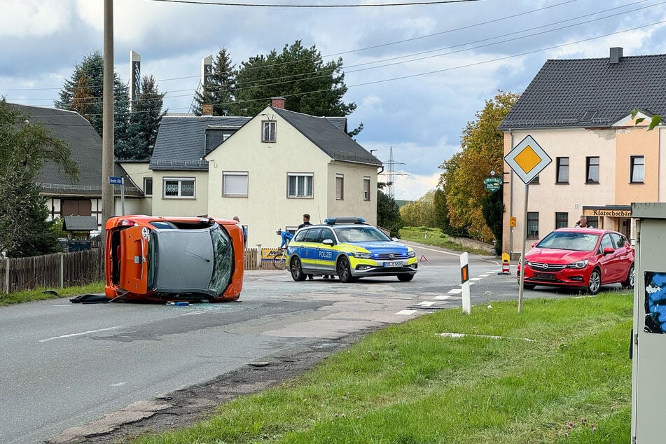 Auch ein roter Opel war offenbar an dem Unfall beteiligt.