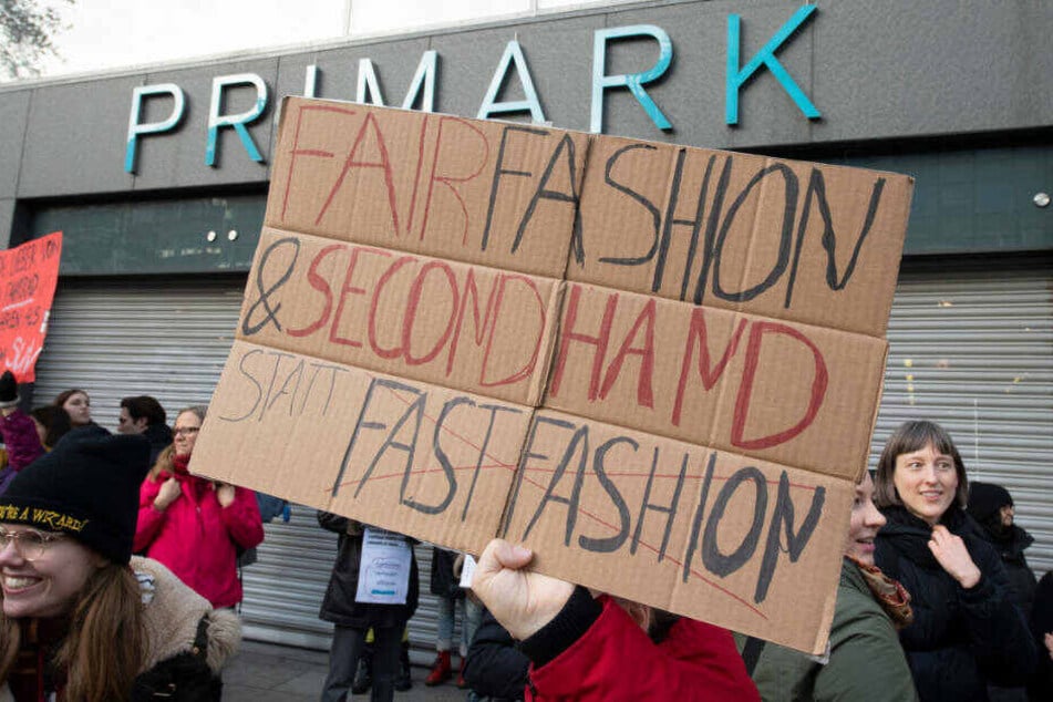 Nachdem die Demonstranten die Eingangstüren blockierten machte die Frankfurter Primark-Filiale vorübergehend dicht.