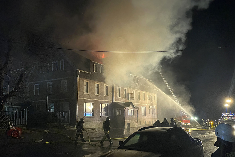 Die Feuerwehr löschte den Brand, konnte das Gebäude aber offenbar nicht mehr ganz retten.