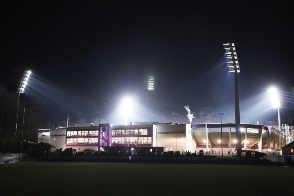 Das neue Erzgebirgsstadion im Schein der Flutlichter. Gegen St. Pauli wird es zum ersten Mal richtig voll werden.