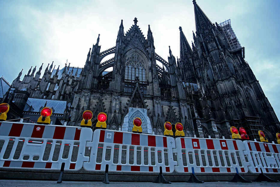 Aus Sicherheitsgründen ist der Bereich vor dem Kölner Dom abgesperrt.