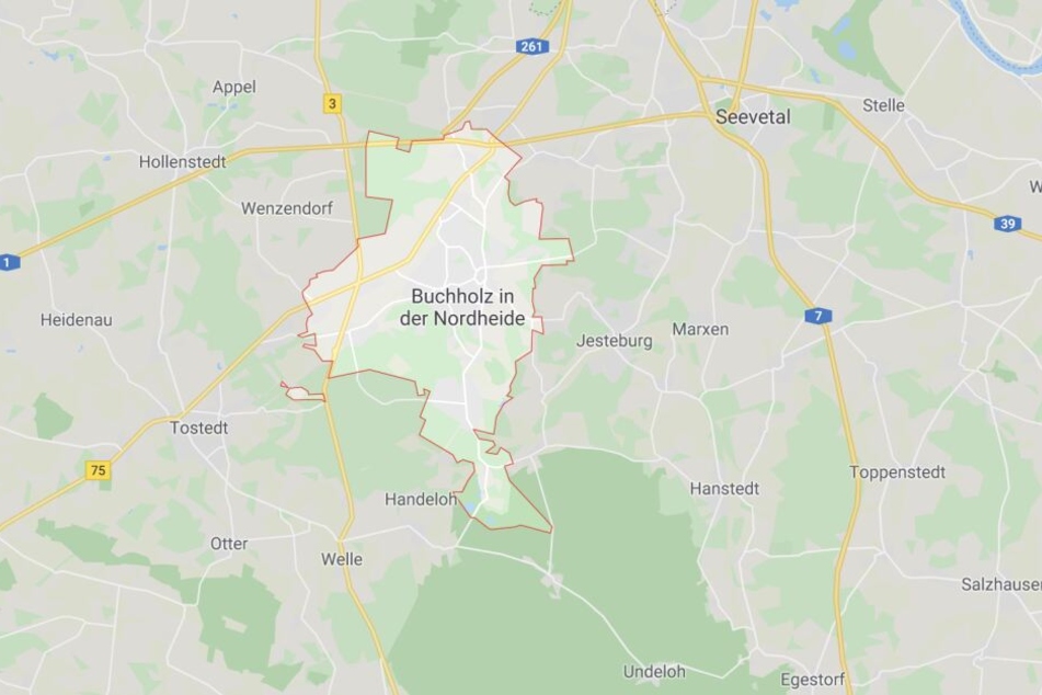 An der Autobahn 7 Hamburg-Hannover hat sich ein Mann nach Polizeiangaben in einem Gebäude verschanzt.