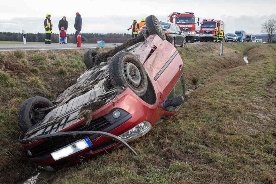 Der Renault überschlug sich auf der B98 zwischen Rammenau und Burkau.