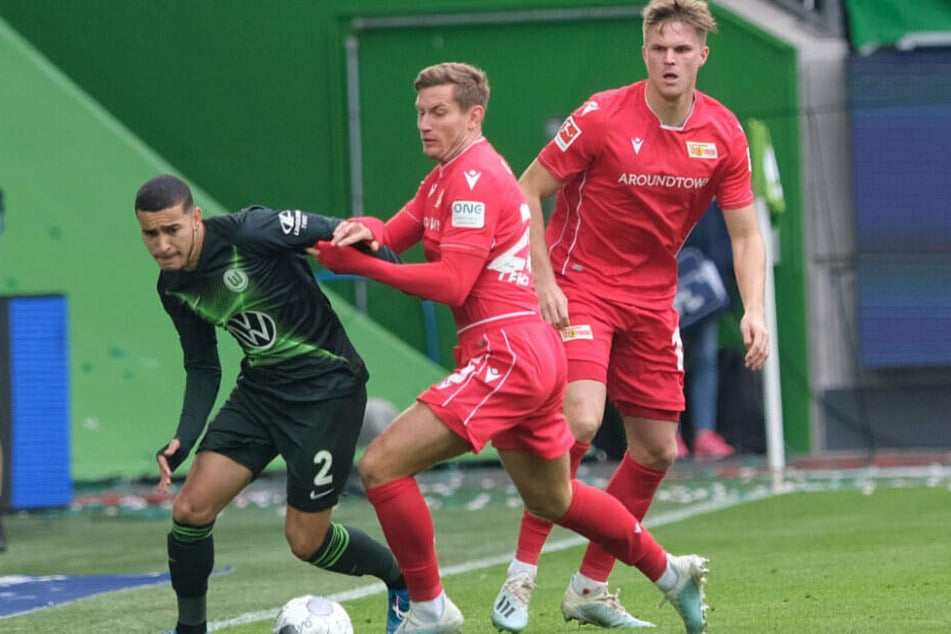 Wolfsburgs William (l.) und die Berliner Christopher Lenz und Marius Bülter beim Bundesligaspiel am Sonntag.