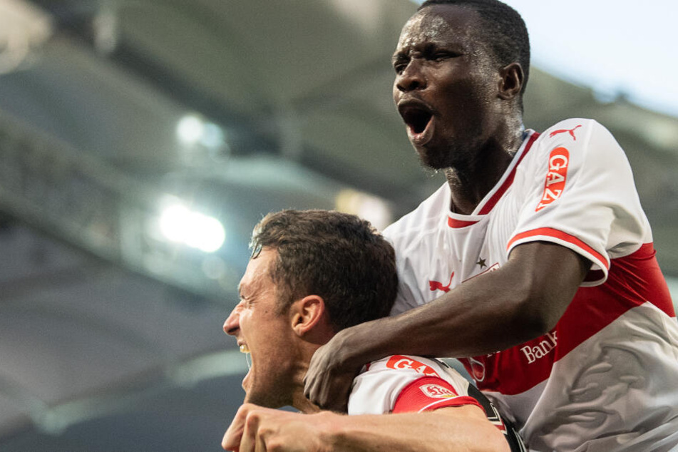 Auf den Schultern von Ex-VfB-Kicker Christian Gentner: Chadrac Akolo.