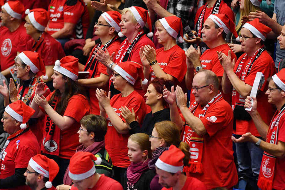 Zum Nikolaustag, wie sollte
es anders sein, bekamen die DSC-Fans in der Margon-Arena eine rote Mütze - und
die setzten sie natürlich auf.