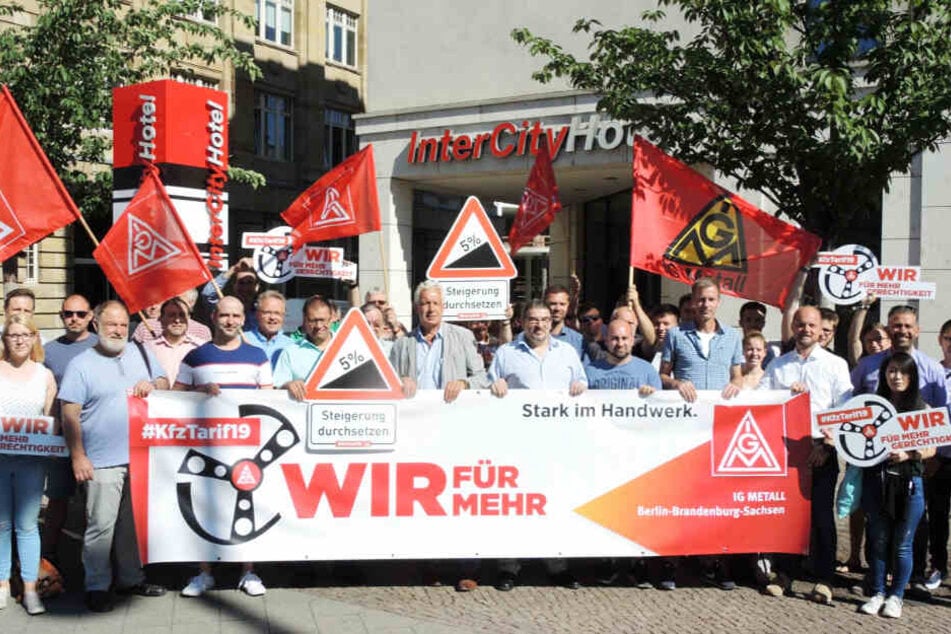 Im Vorfeld der Tarifverhandlungen am Montag hatten sich einige Mitarbeiter vor dem Verhandlungsort versammelt, um ihre Forderungen deutlich zu machen.