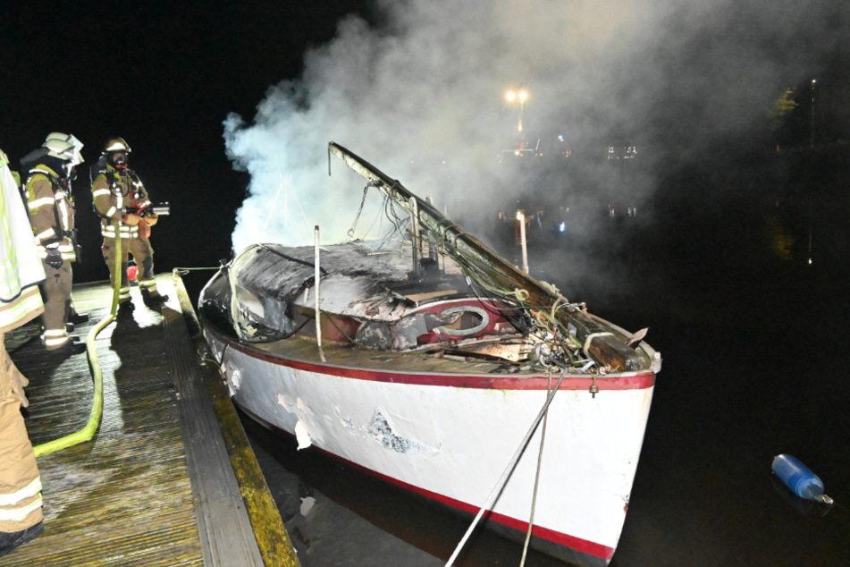 Im Holzhafen in Stade hat am Montagabend ein Segelboot gebrannt. Der 53-jährige Besitzer wurde leicht verletzt.
