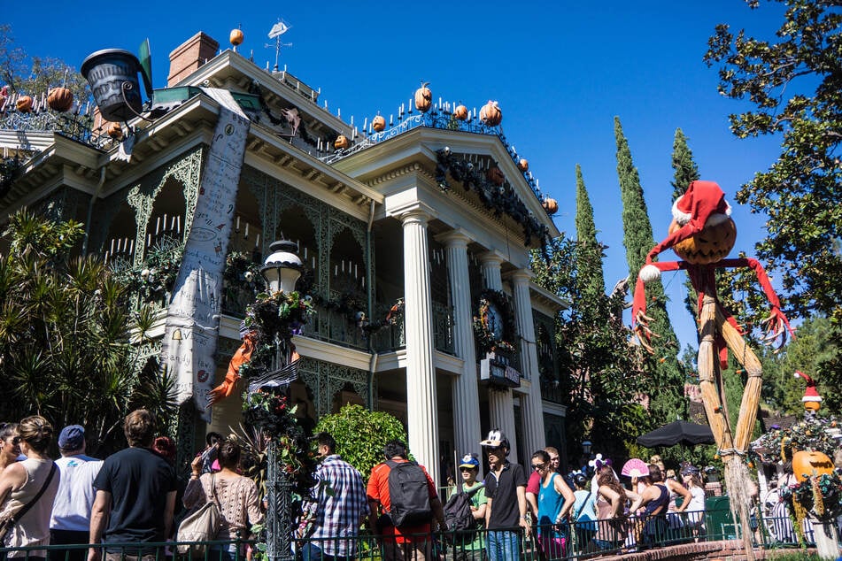 Die "Haunted Mansion" (zu Deutsch: "Heimgesuchtes Anwesen") gehört zu den ältesten Attraktionen des Freizeitparks und wurde bereits im Jahr 1969 eröffnet.
