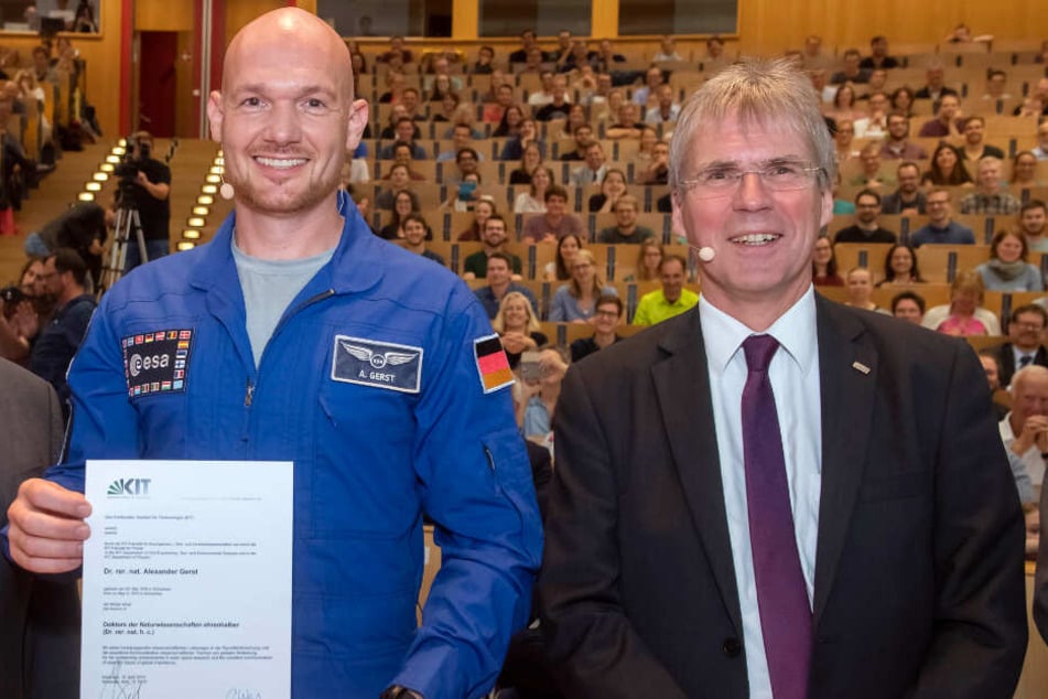 Alexander Gerst (links) mit Holger Hanselka, dem Präsidenten des KIT.