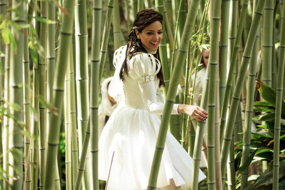 Dank Amarna (Eiza González), die schon länger in "Paradise Hills" ist, finden sich die Freundinnen schneller zurecht.