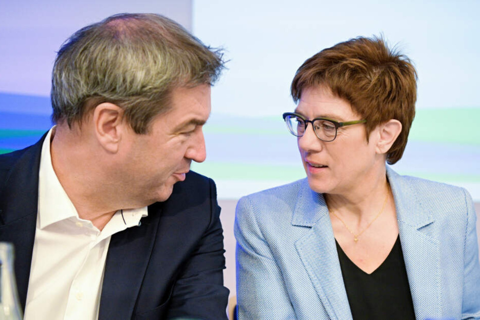 Verteidigungsministerin Annegret Kramp-Karrenbauer (r., CDU) unterhält sich in Bad Staffelstein mit Bayerns Ministerpräsidenten Markus Söder (CSU).