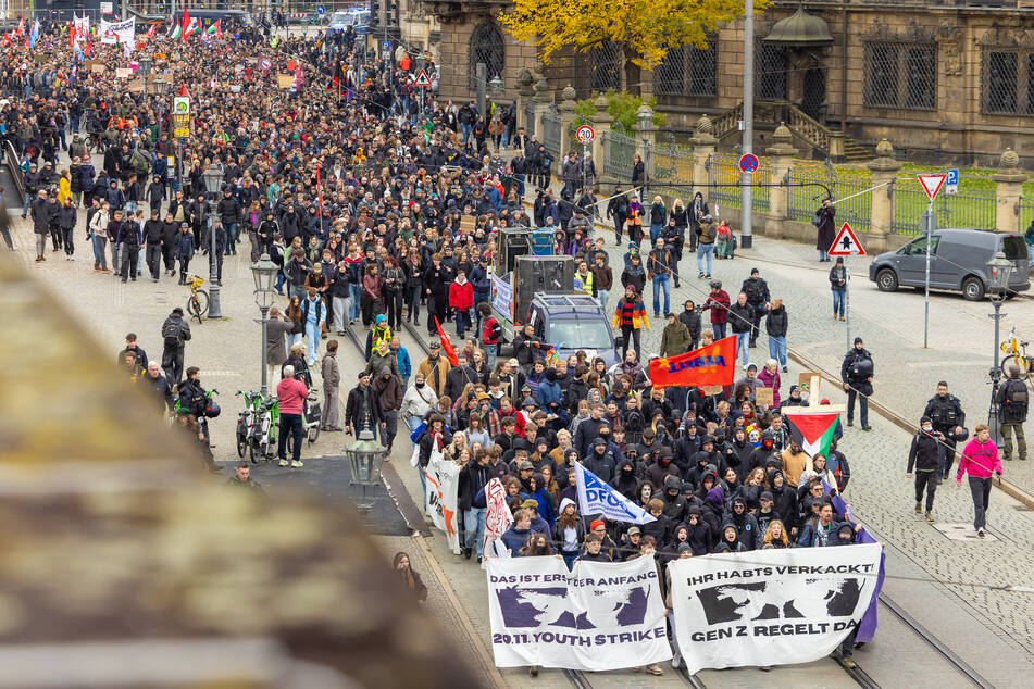 In Sachsen gingen deutlich mehr Menschen auf die Straße als erwartet.