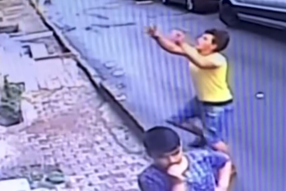 Feuzi Zabaat (17) streckt entschlossen die Arme aus.