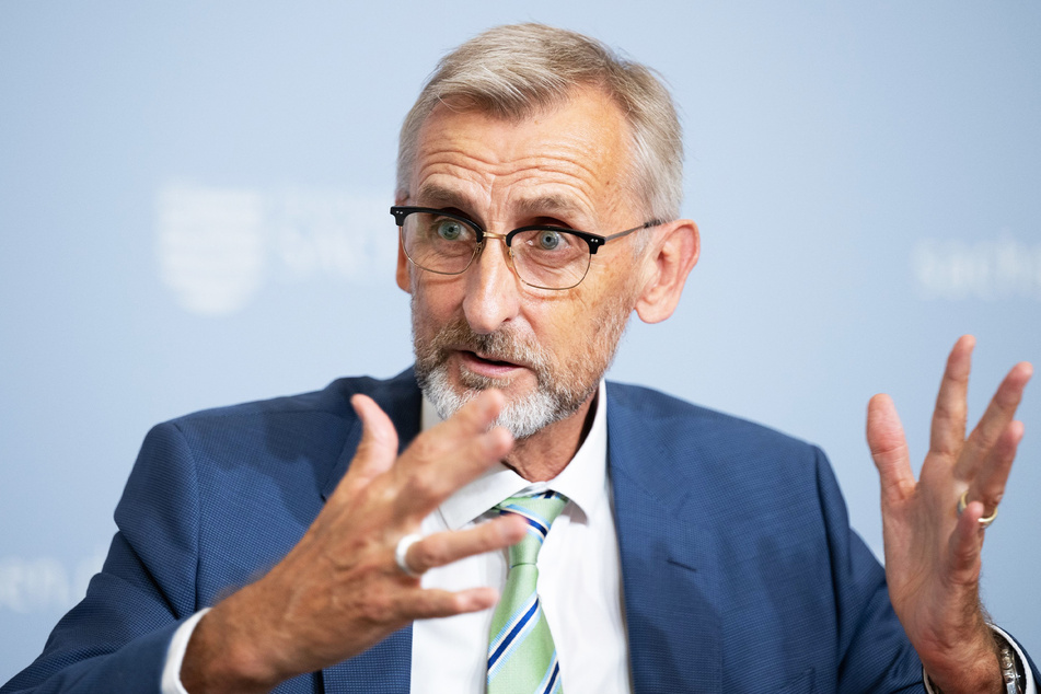 Innenminister Armin Schuster (61, CDU) findet es "irrsinnig", jetzt noch mehr zu tun.