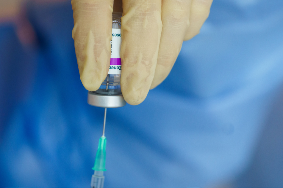 Eine Apothekerin zieht Astrazeneca-Impfstoff auf. Eine wachsende Zahl großer deutscher Unternehmen will wegen der lahmenden Impfkampagne den Schutz der Mitarbeiter vor dem Coronavirus in die eigenen Hände nehmen.
