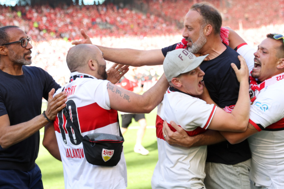 Ausgelassen wie noch nie: VfB-Trainer Pellegrino Matarazzo (44, 2.v.r.) feiert mit den Fans.