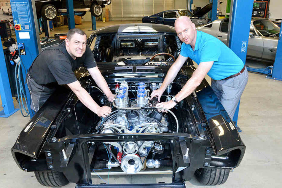 Chef Mechaniker Andreas Kaden (38, l.) und V8-Werk-Gründer Christoph Herbrig.
