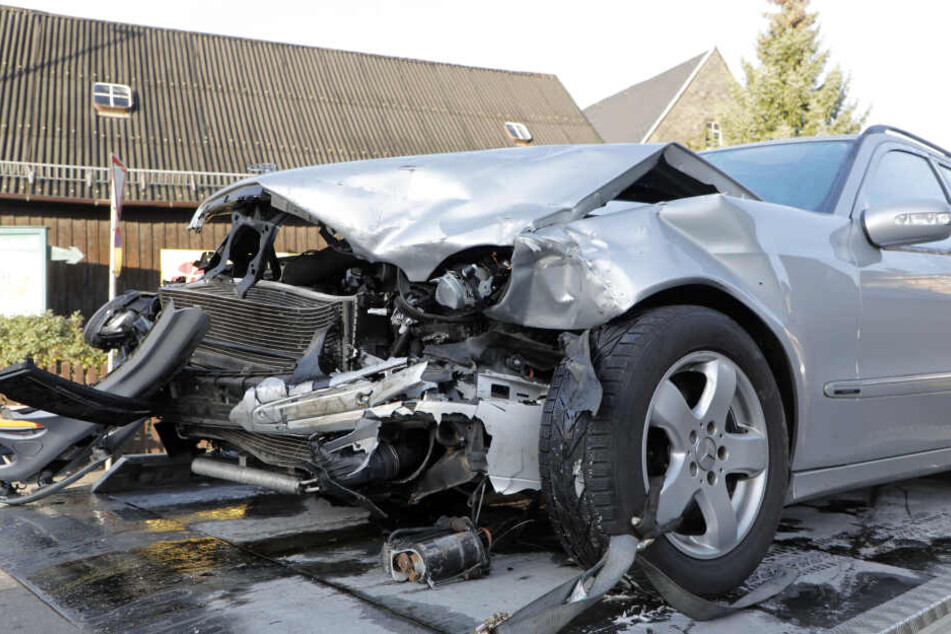 Beide Autos wurden bei dem Unfall heftig demoliert.