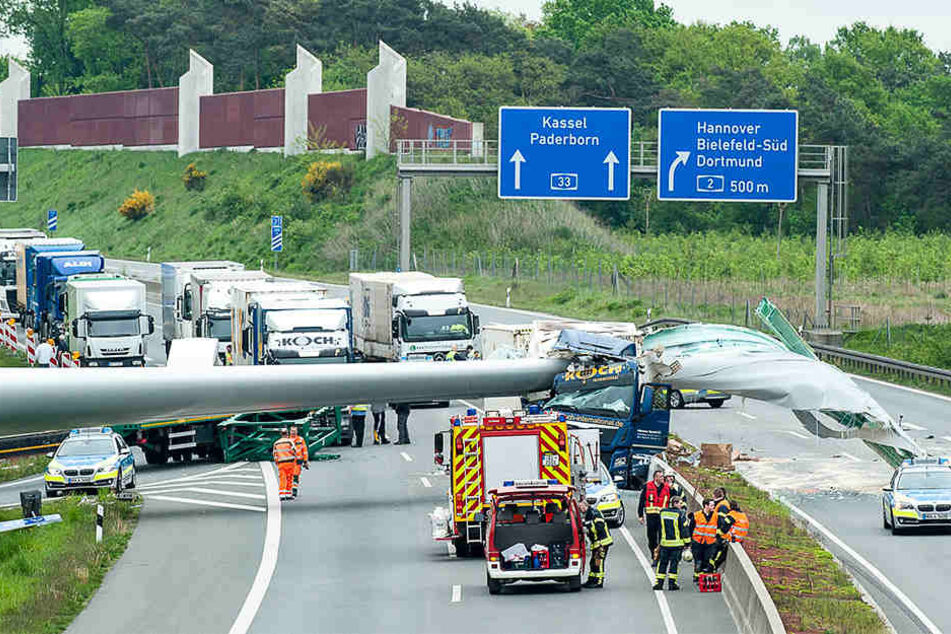 Einen Lkw auf der Gegenfahrbahn erwischte der riesige Windradflügel auch noch.