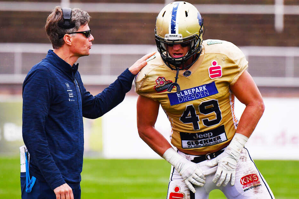 Monarchs-Coach Ulrich Däuber (l.) ist froh, dass er seinen Linebacker AJ Wentland einsetzen kann.