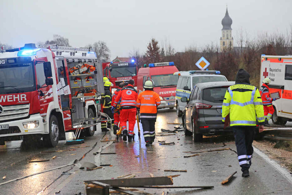 Holzteile des Anhängers liegen auf der Fahrbahn verstreut.