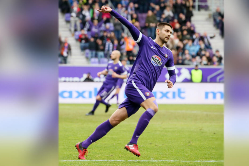 Dimitrij Nazarov dreht nach seinem Treffer jubelnd ab. Aues Zehner war aber sauer, dass er nicht von Beginn an ran durfte.