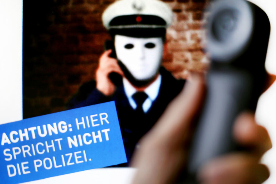 Neben dem Enkeltrick ist auch die Masche der falschen Polizisten sehr beliebt. (Symbolbild)