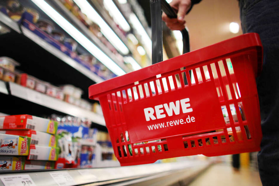 Im Rewe-Markt randalierte der Mann, zerschlug Flaschen und Einrichtungsgegenstände.