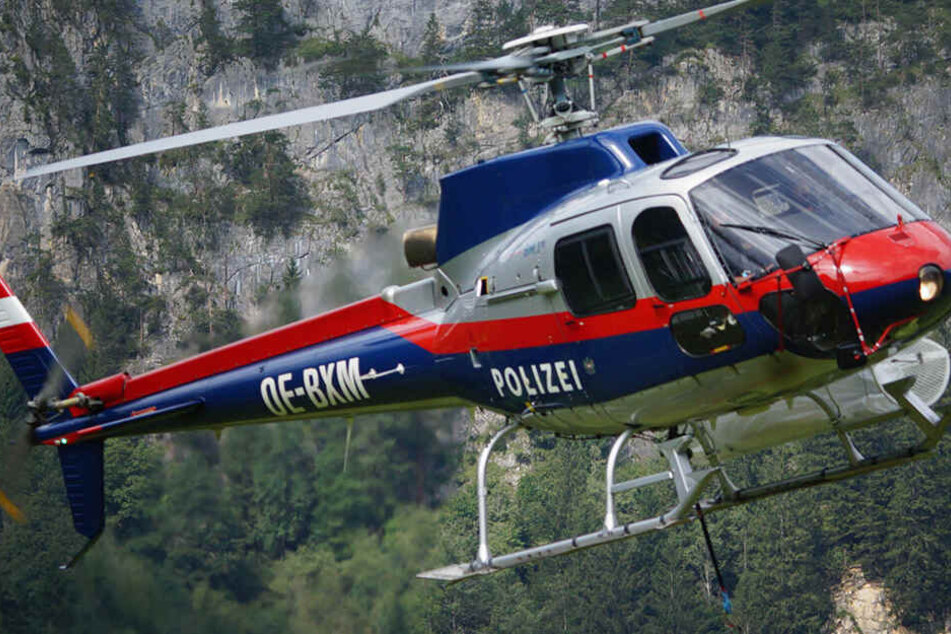 Rettungskräfte kamen mit dem Helikopter (Symbolbild).