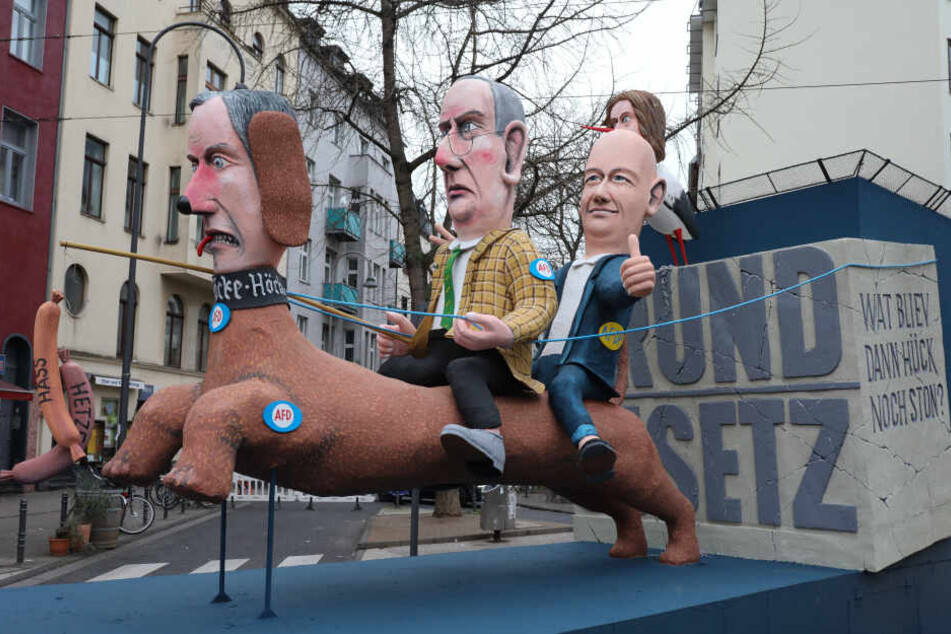 Die Vorbereitungen für den Rosenmontagszug in Köln liefen am Montagmorgen.