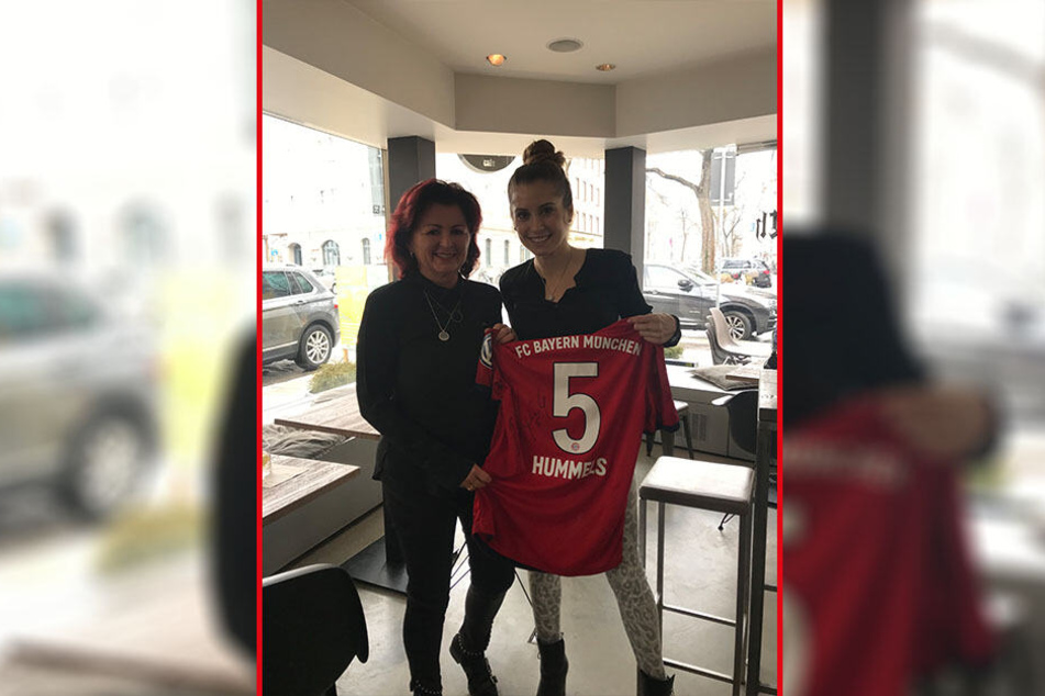 IT-Unternehmerin Viola Klein (60, l.) und Cathy Hummels (31) zeigen die erste Sport-Trophäe, die versteigert wird: ein Trikot von Mats Hummels.