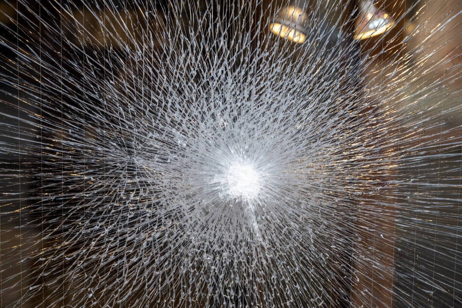 Durch Zerstören der Scheiben konnten die Täter in die Gebäude eindringen. (Symbolfoto)