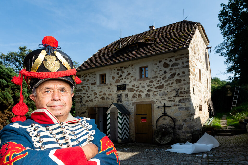 In Löbau wird am Wochenende ein Napoleonmuseum eröffnet. Chef Bernd Engelmann (70) vor dem Haus.