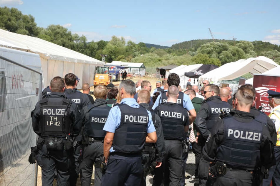 Die Polizei ist mit einem Großaufgebot beim Rechtsrock-Konzert vor Ort.