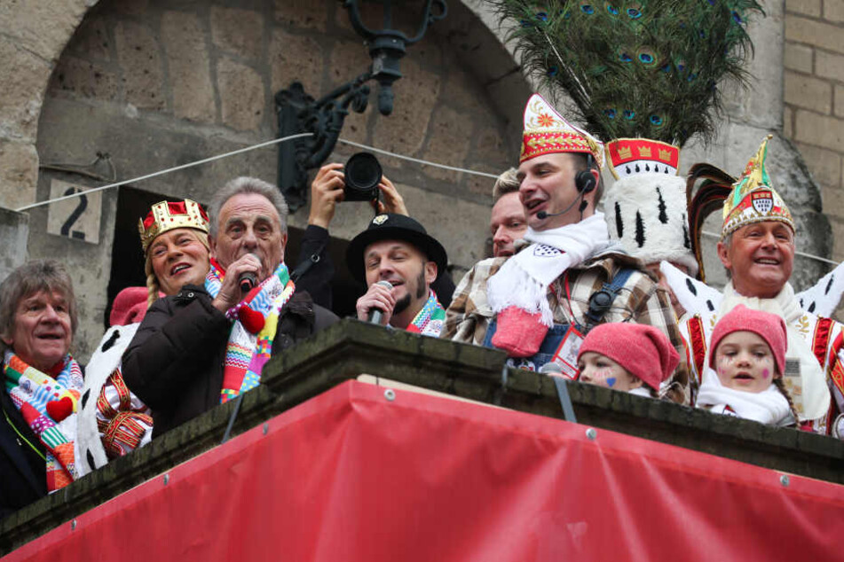 Köln: Dreigestirn, Zugleiter Holger Kirsch (3.v.r) und die Bläck Fööss eröffnen den Rosenmontagszug. Mit den Rosenmontagszügen erreicht der rheinische Straßenkarneval seinen Höhepunkt.