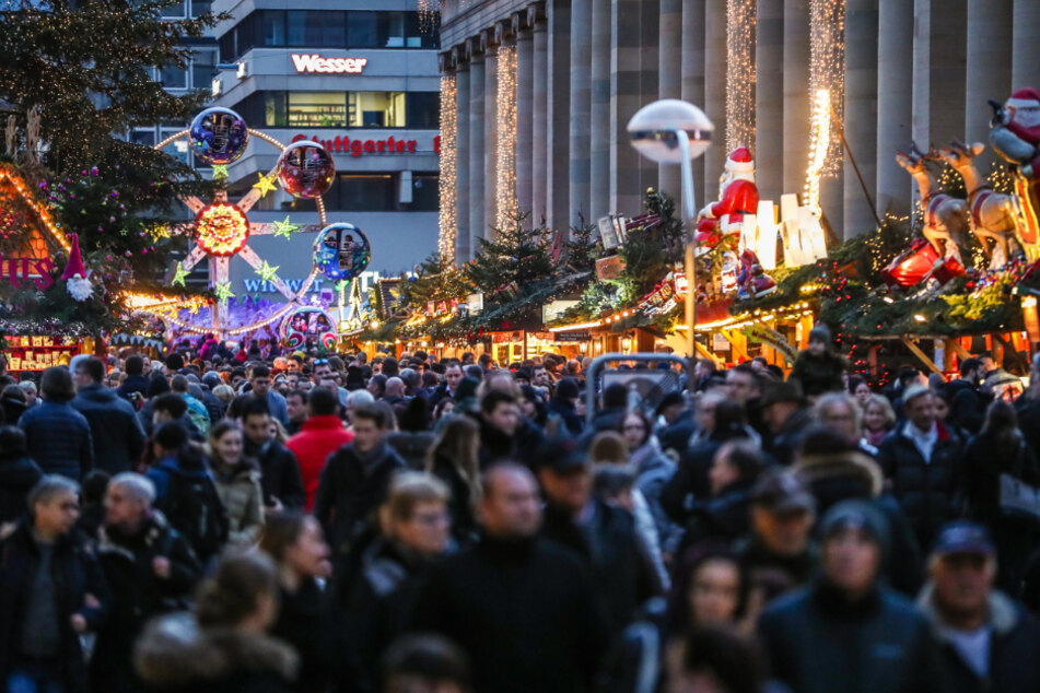 Lange scheint's her: Der Weihnachtsmarkt in Stuttgart vor Corona. (Archiv)