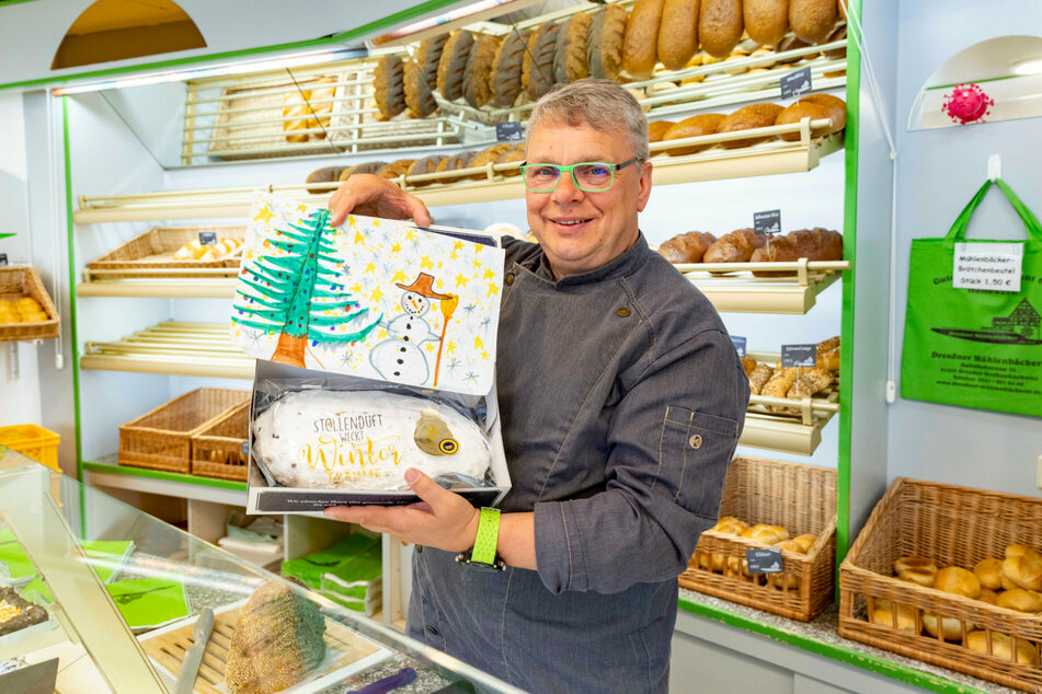 In der Dresdner Mühlenbäckerei: Rüdiger Zopp zeigt das Bild, das den Stollenkarton schmücken soll.
