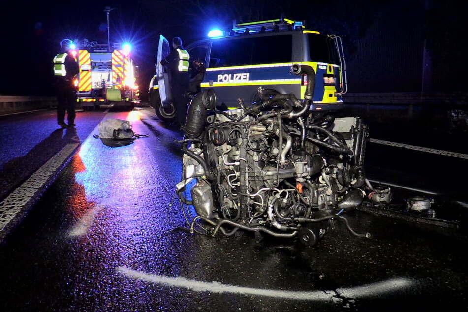 Bei dem schweren Unfall auf der A45 bei Jüchen war ein Motorblock aus einem der beteiligten Wagen herausgeschleudert worden.
